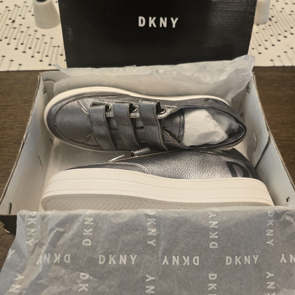 New Women's DKNY Size 8 Savi Sneakers